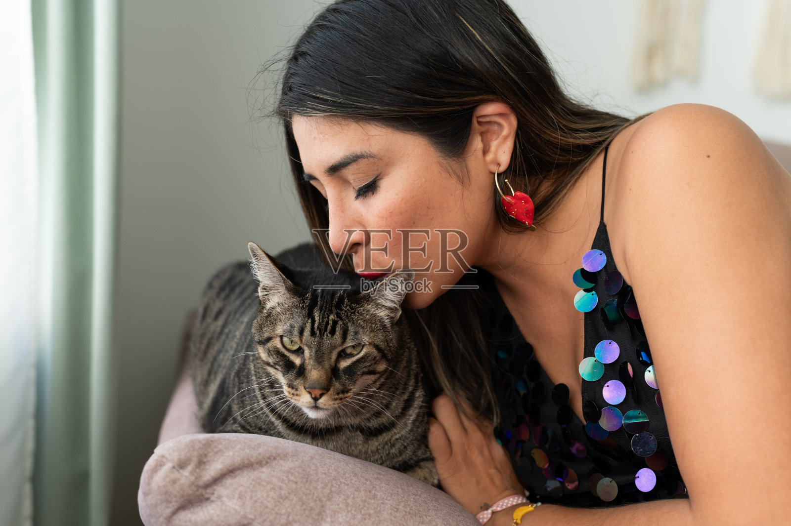 女人亲吻猫的额头照片摄影图片