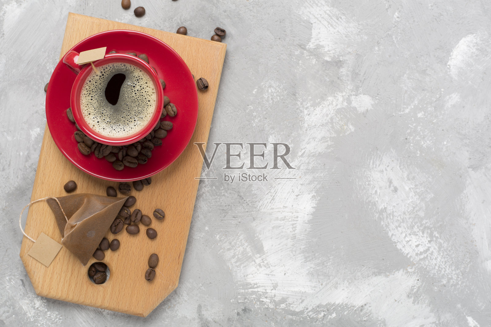 一杯在混凝土背景上使用金字塔制作的咖啡，俯视图照片摄影图片