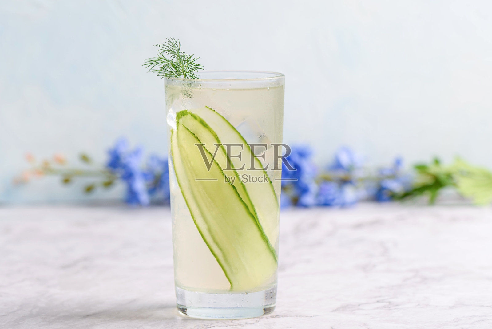 一杯加冰的黄瓜无酒精无酒精鸡尾酒，用莳萝作装饰。照片摄影图片