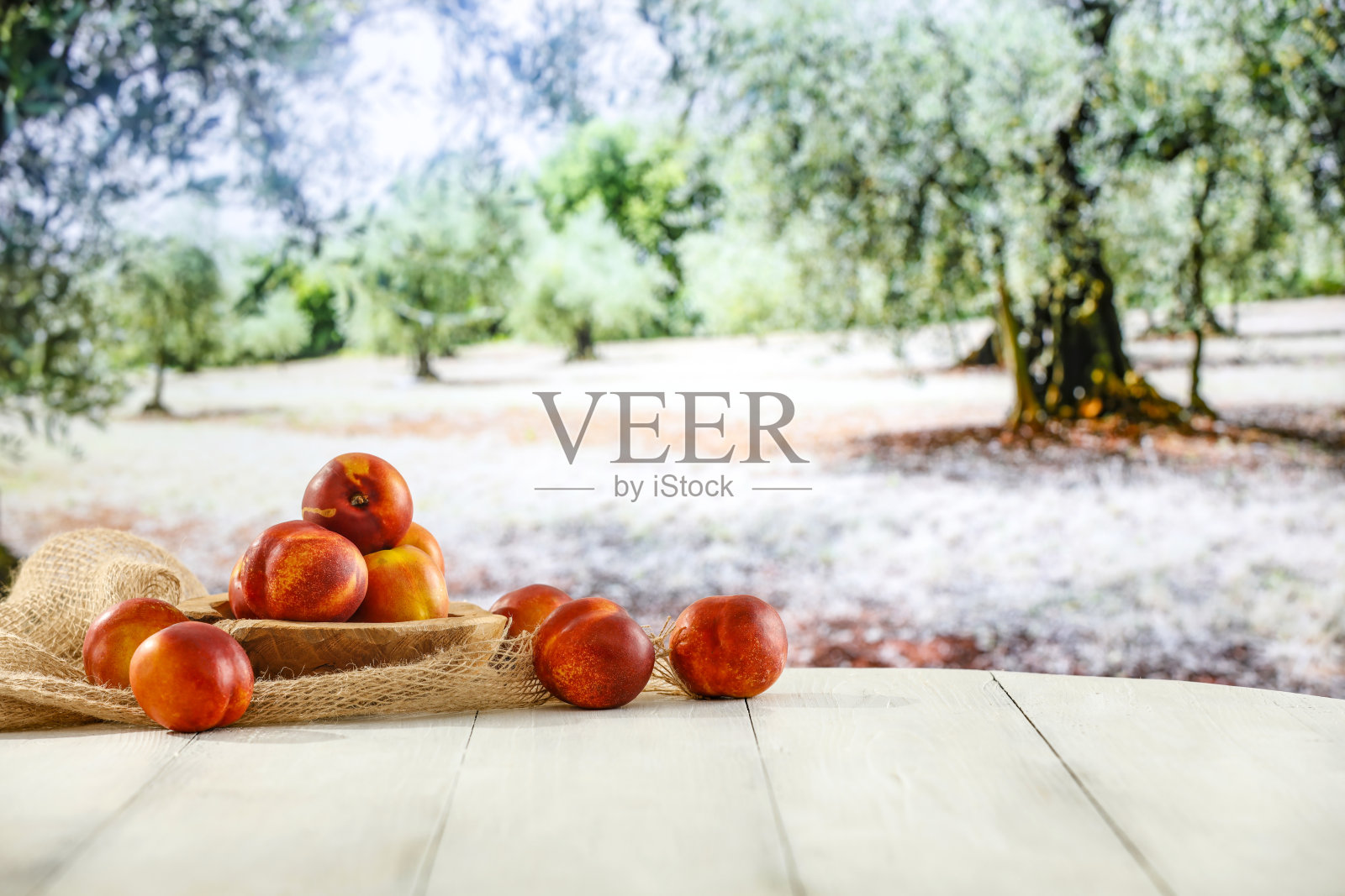 木制桌面，自由空间，新鲜水果和野餐时间照片摄影图片