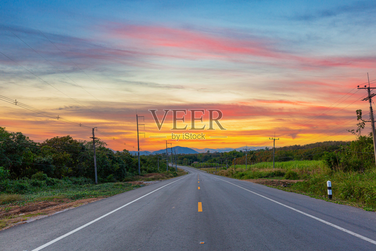 泰国的道路与自然，混凝土道路与美丽的山景，混凝土道路与美丽的山景，泰国的沥青道路照片摄影图片