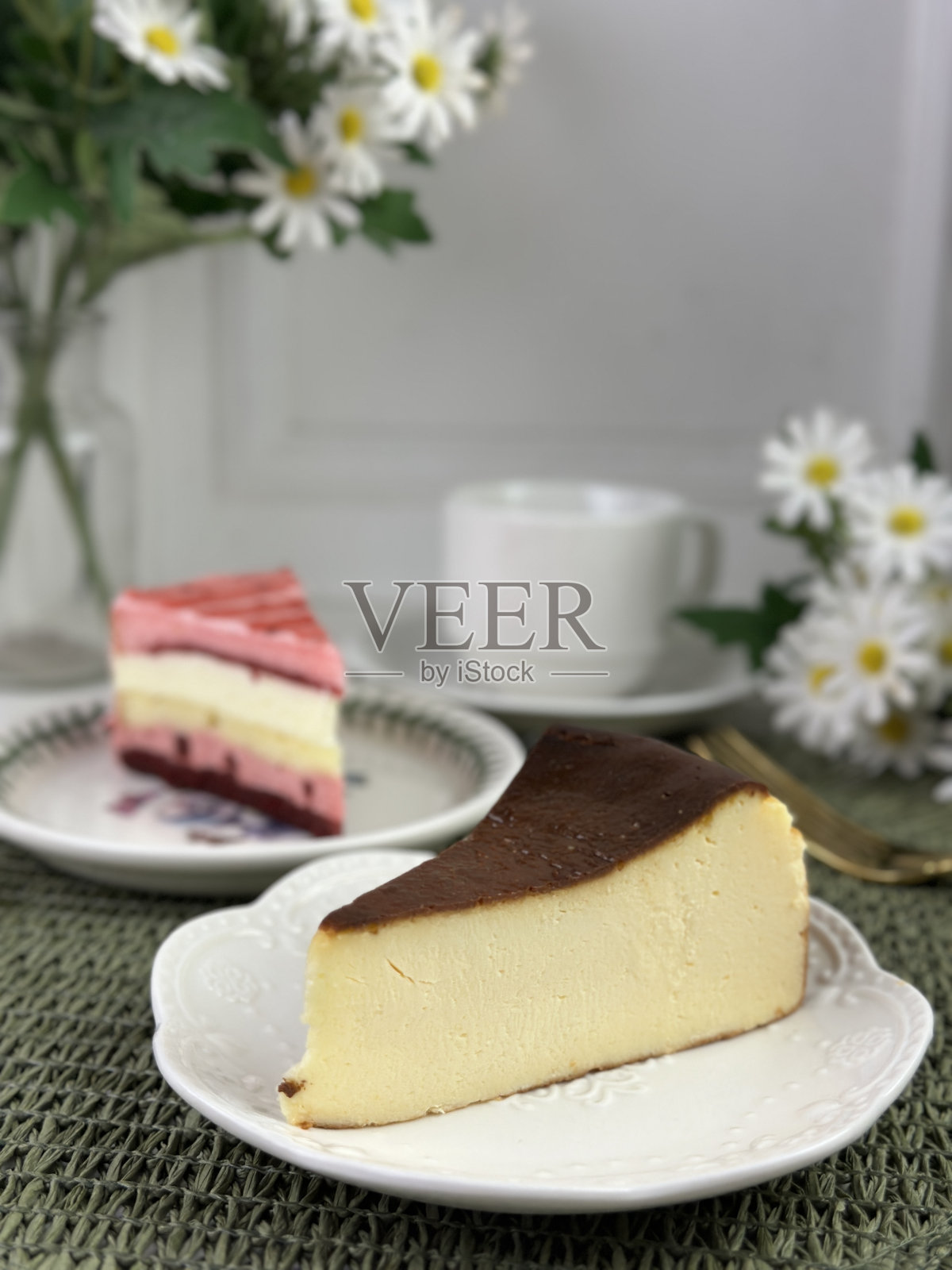 白色盘子里的巴斯克奶酪蛋糕加奶油。咖啡馆桌子上的一块蛋糕。甜点。新鲜出炉的自制食谱。照片摄影图片