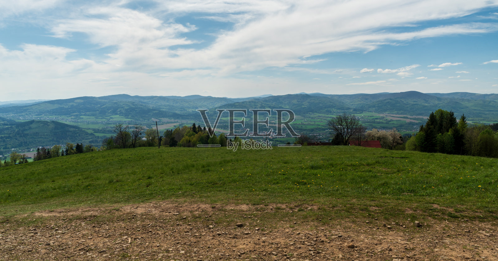 捷克共和国Slezske Beskydy山脉Bahenec草地上的Moravskoslezske Beskydy山脉照片摄影图片