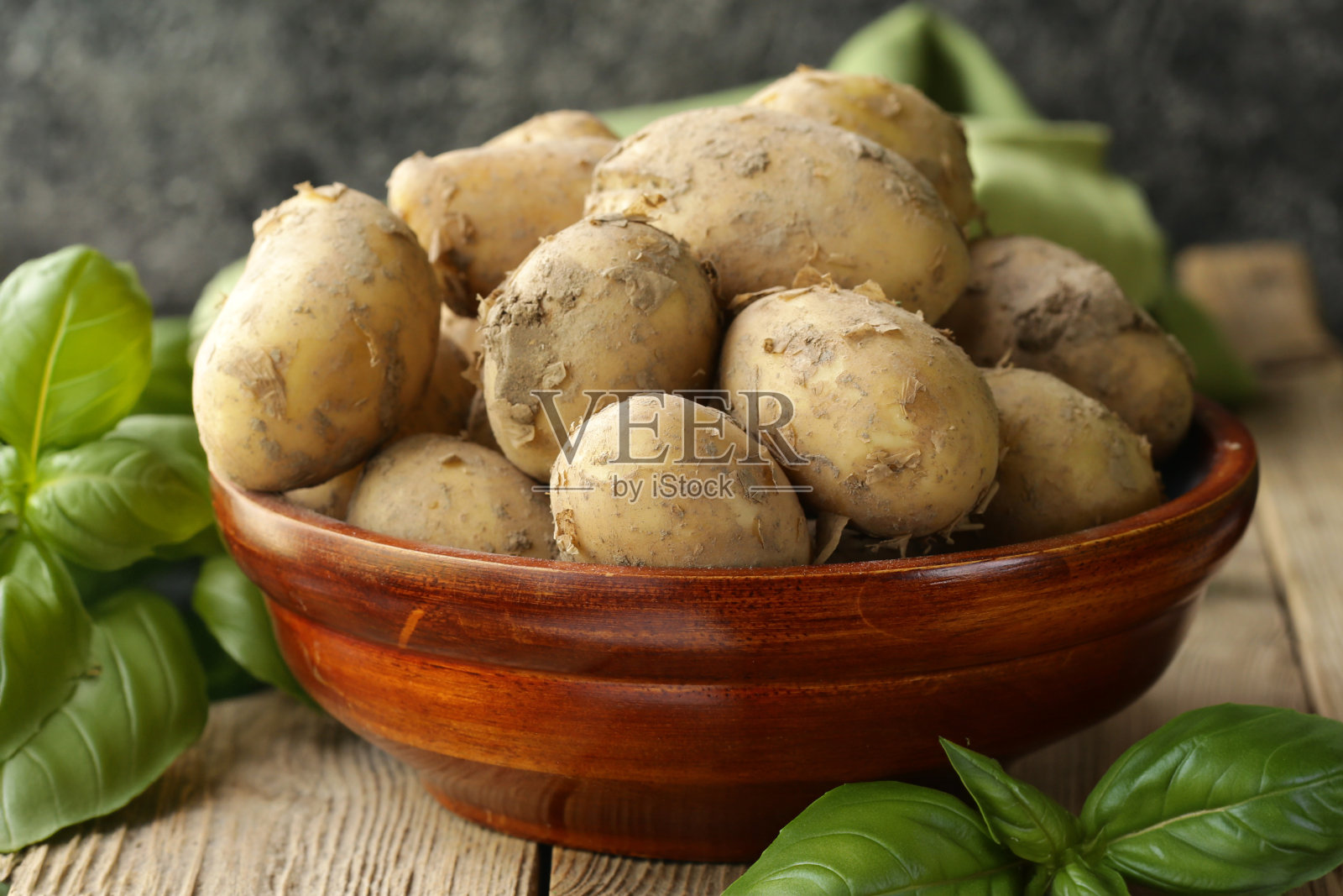 在木桌上捣碎的有机新鲜土豆照片摄影图片