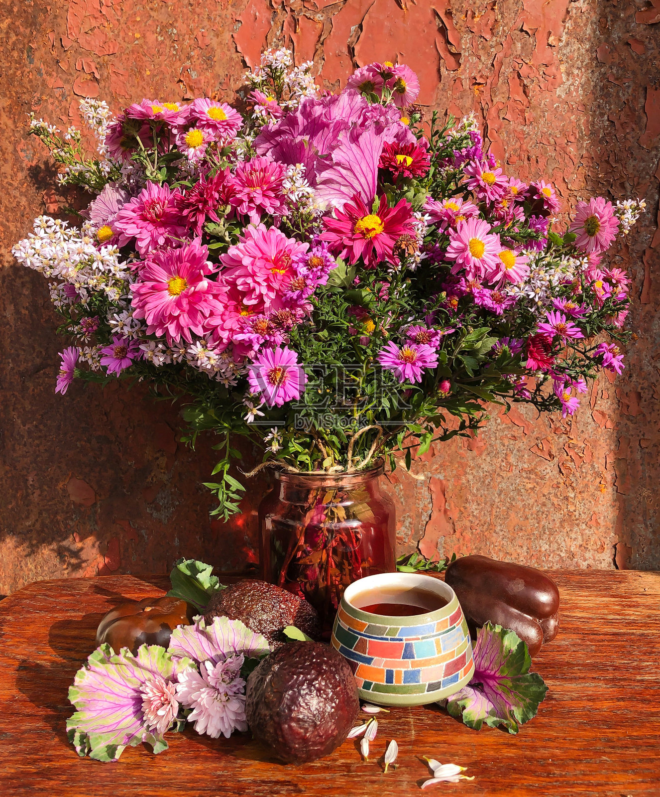 浪漫的秋天花朵和质朴的花园植物。照片摄影图片