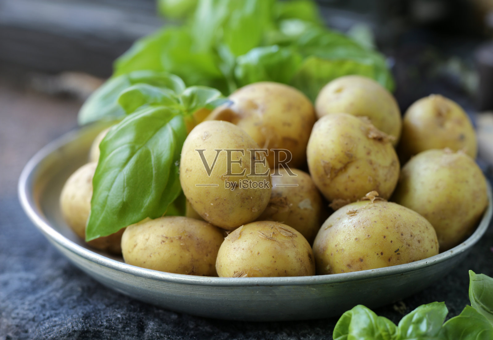 在木桌上捣碎的有机新鲜土豆照片摄影图片