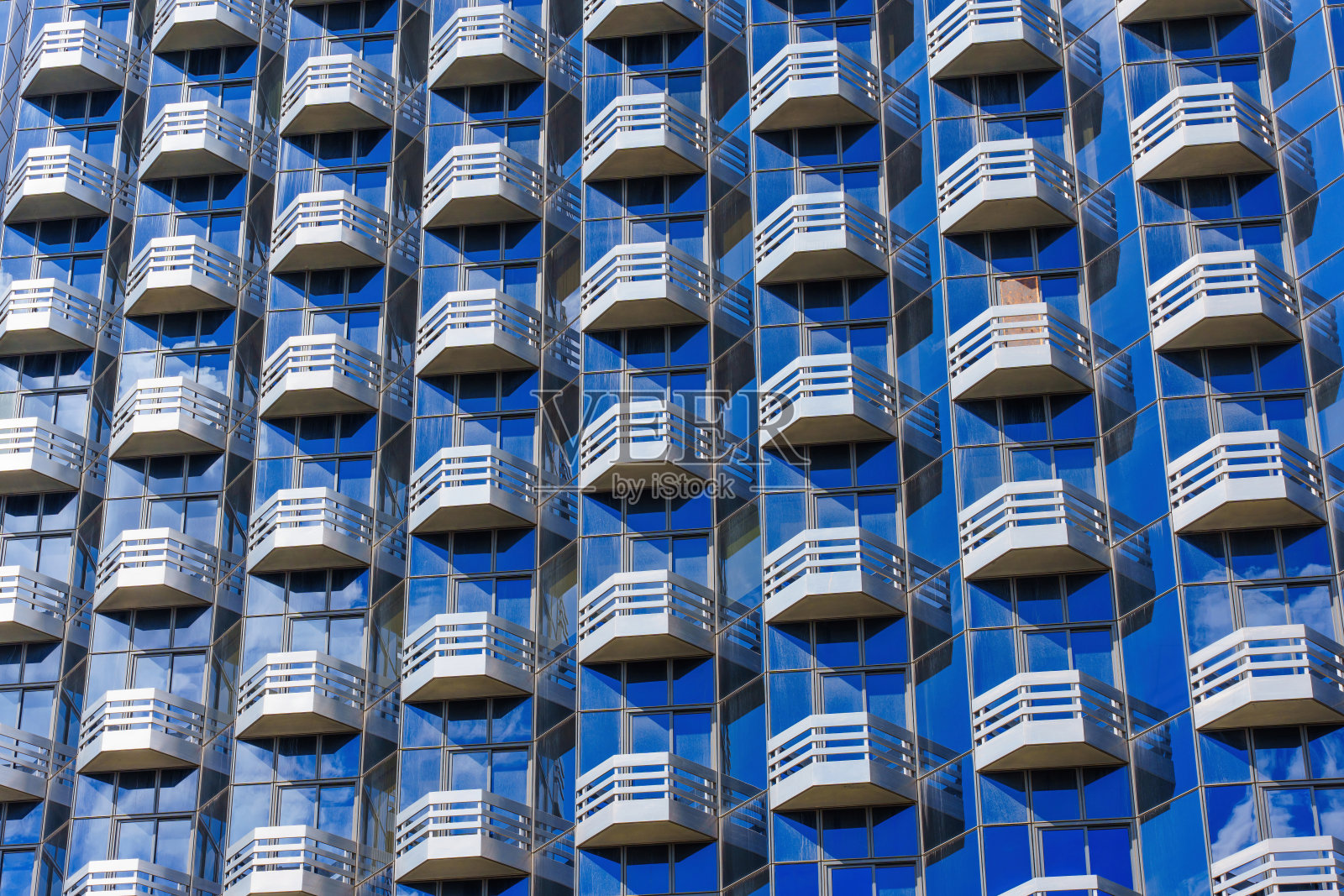 带有阳台图案的玻璃建筑立面，抽象背景照片摄影图片