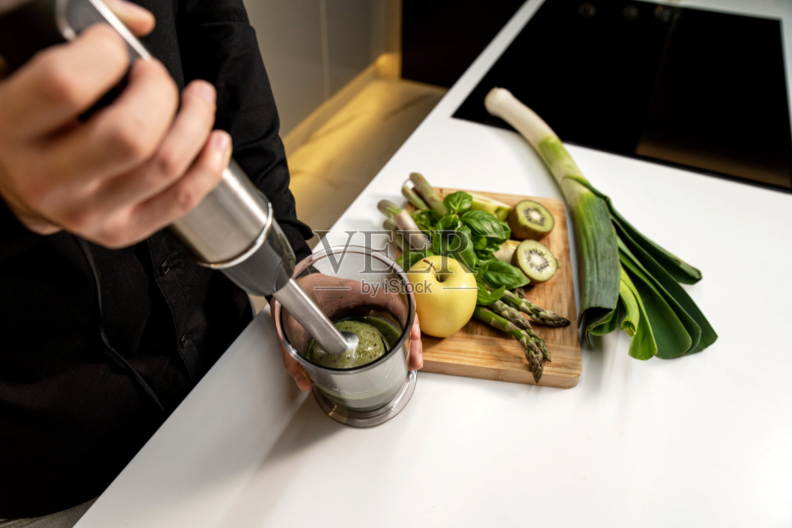 一个男人的手在用电动搅拌器准备冰沙照片摄影图片