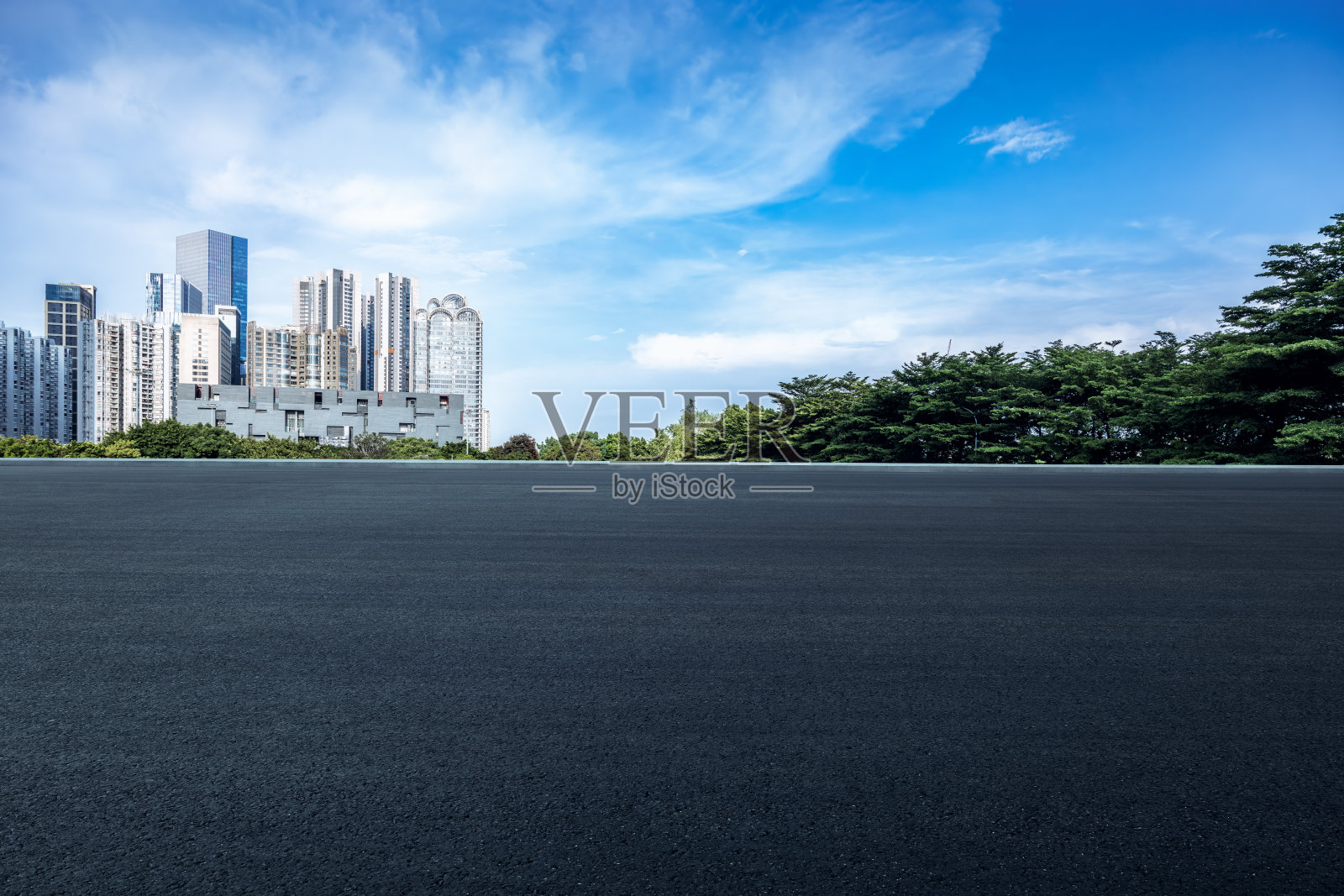 空旷的柏油路与现代都市的市容。清洁汽车路面背景照片摄影图片