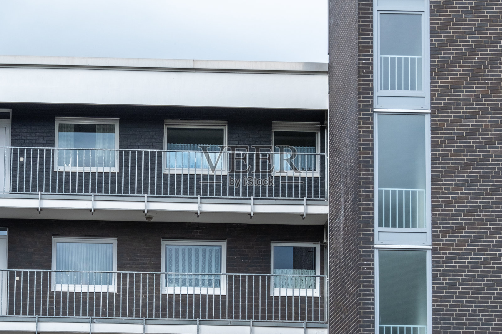 房子的墙壁有均匀的窗户照片摄影图片