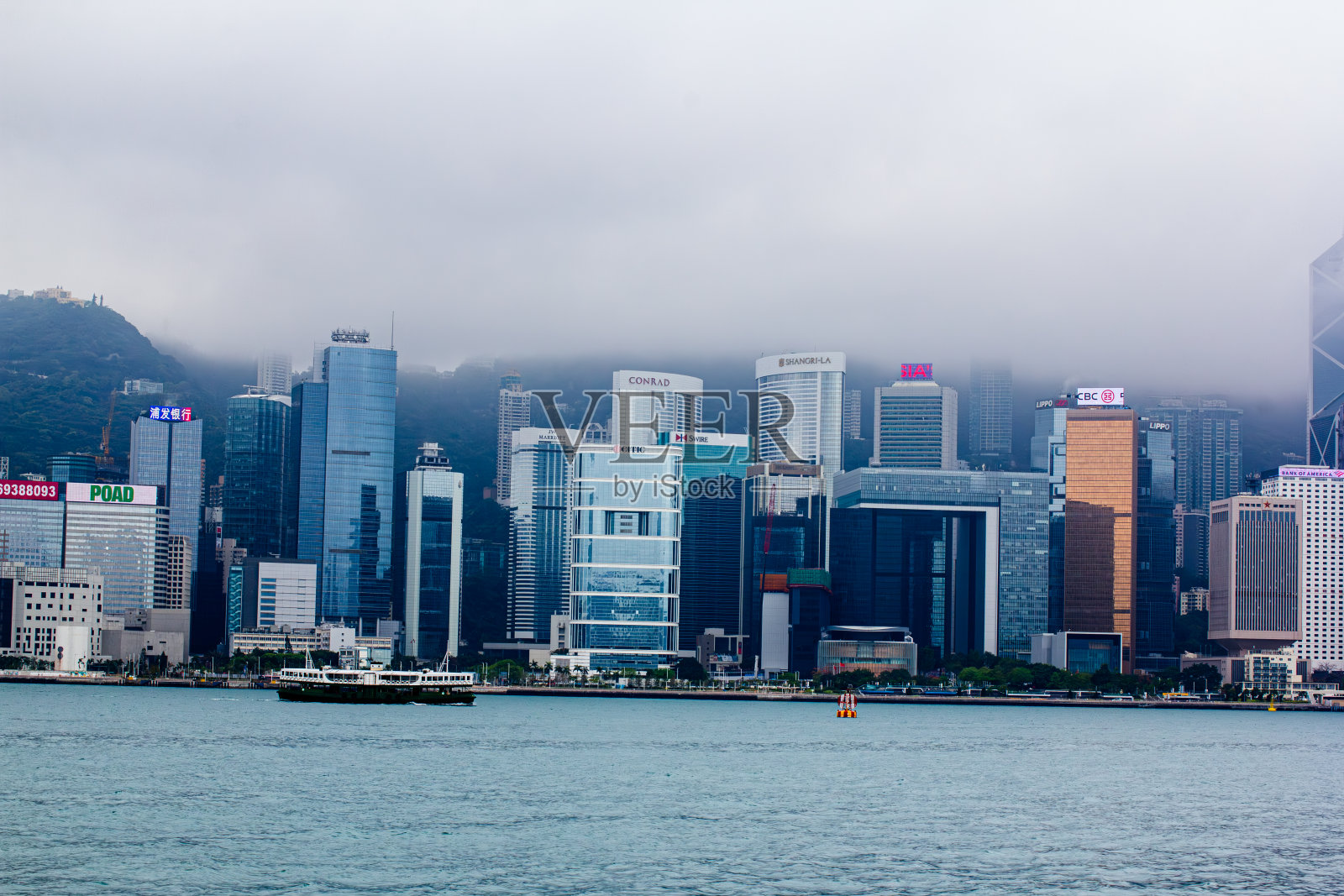雾蒙蒙的香港维多利亚港犹如人间仙境，壮丽而美丽。照片摄影图片