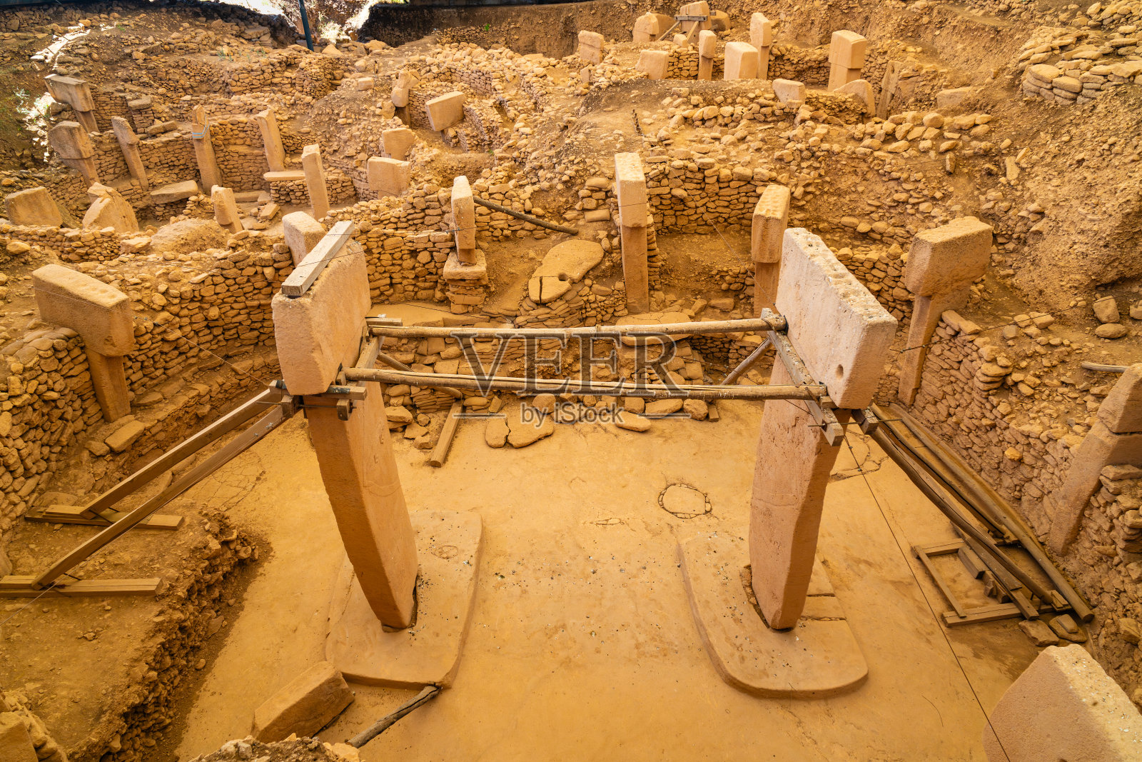 哥贝克立特石阵的巨石，这是土耳其东南部安纳托利亚地区的新石器时代考古遗址。照片摄影图片