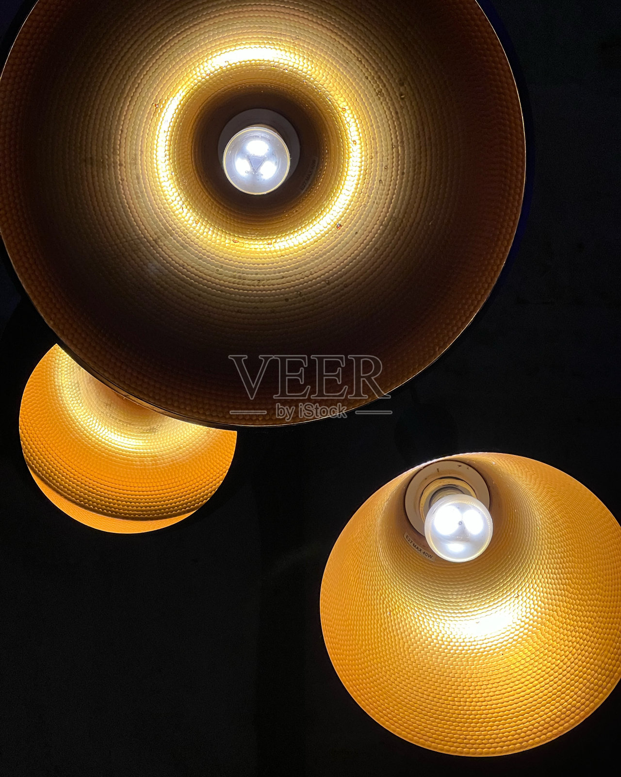 暖橙色LED灯在黑暗的背景照片摄影图片