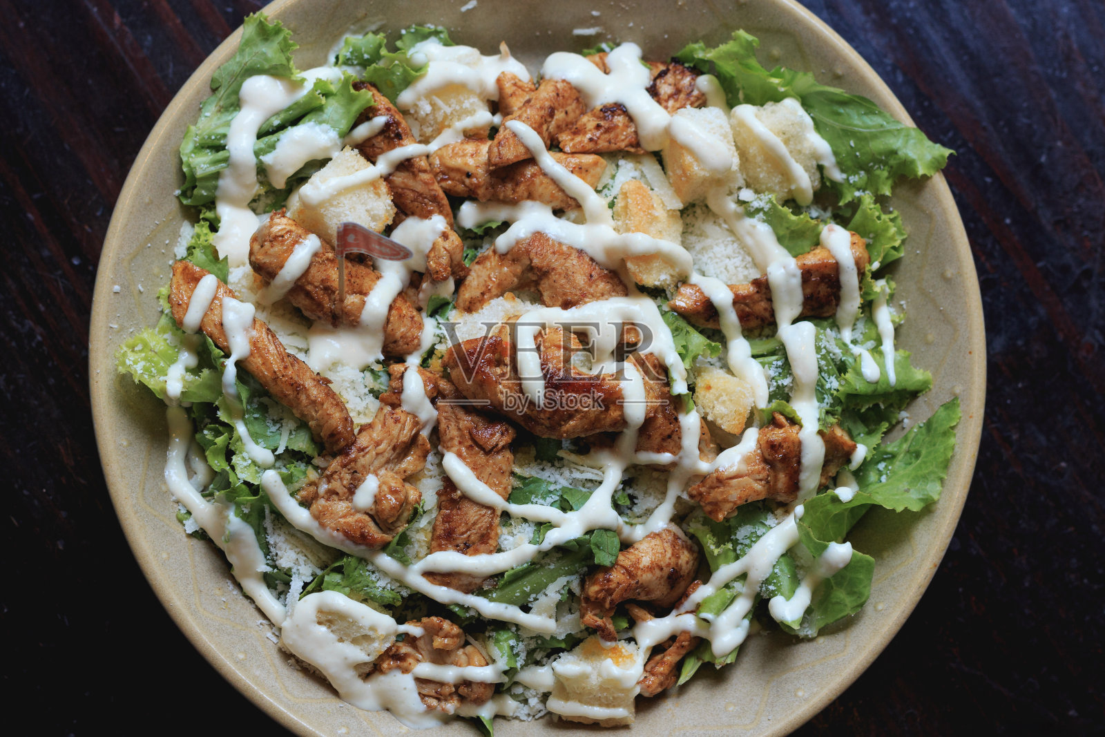 一盘鸡肉凯撒沙拉照片摄影图片