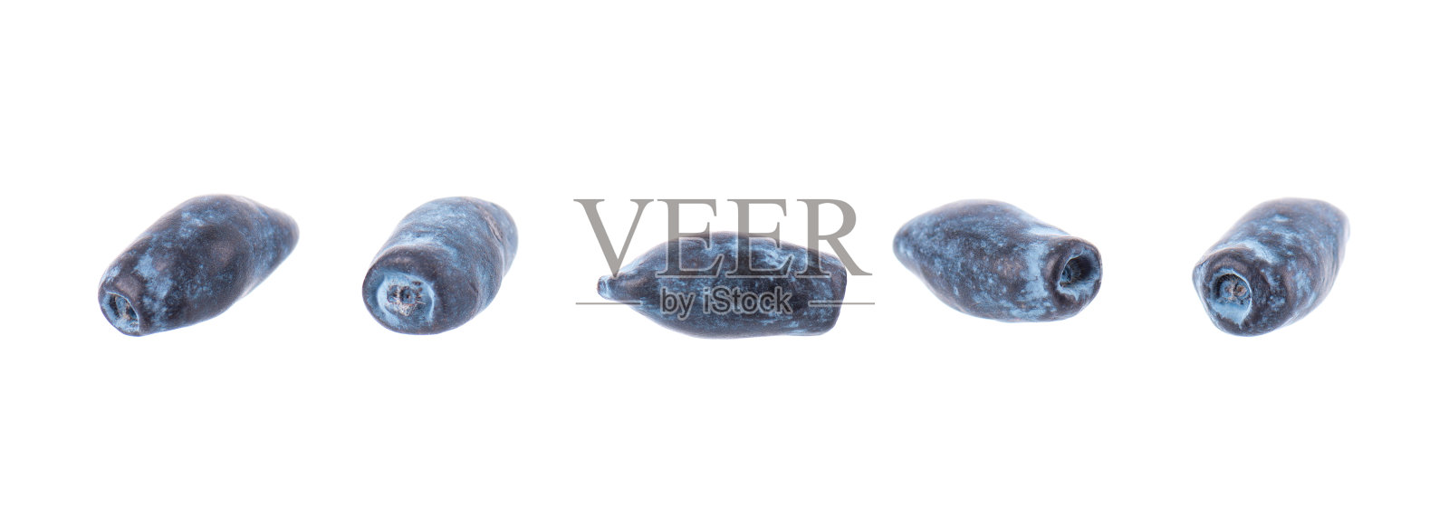 在白色背景上分离的金银花。新鲜的金银花蓝莓水果。剪切路径。照片摄影图片