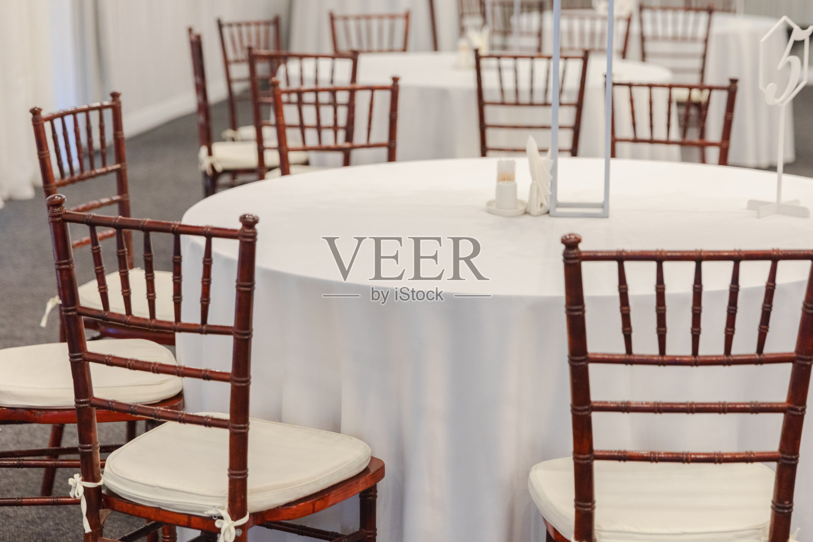 为节日活动而装饰的室内。华丽的餐桌设置在餐厅晚餐，豪华的室内背景。婚宴装饰优雅，由餐饮服务安排。照片摄影图片