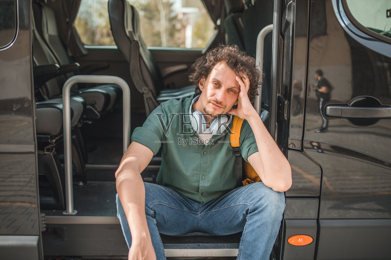 一名货车司机坐在敞篷货车上，等待乘客到达，开始他们的旅程照片摄影图片