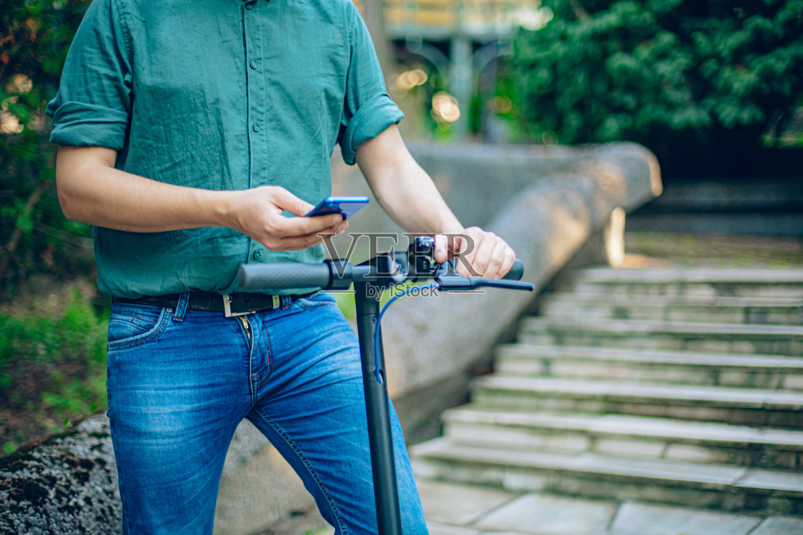 用智能手机开电动滑板车照片摄影图片