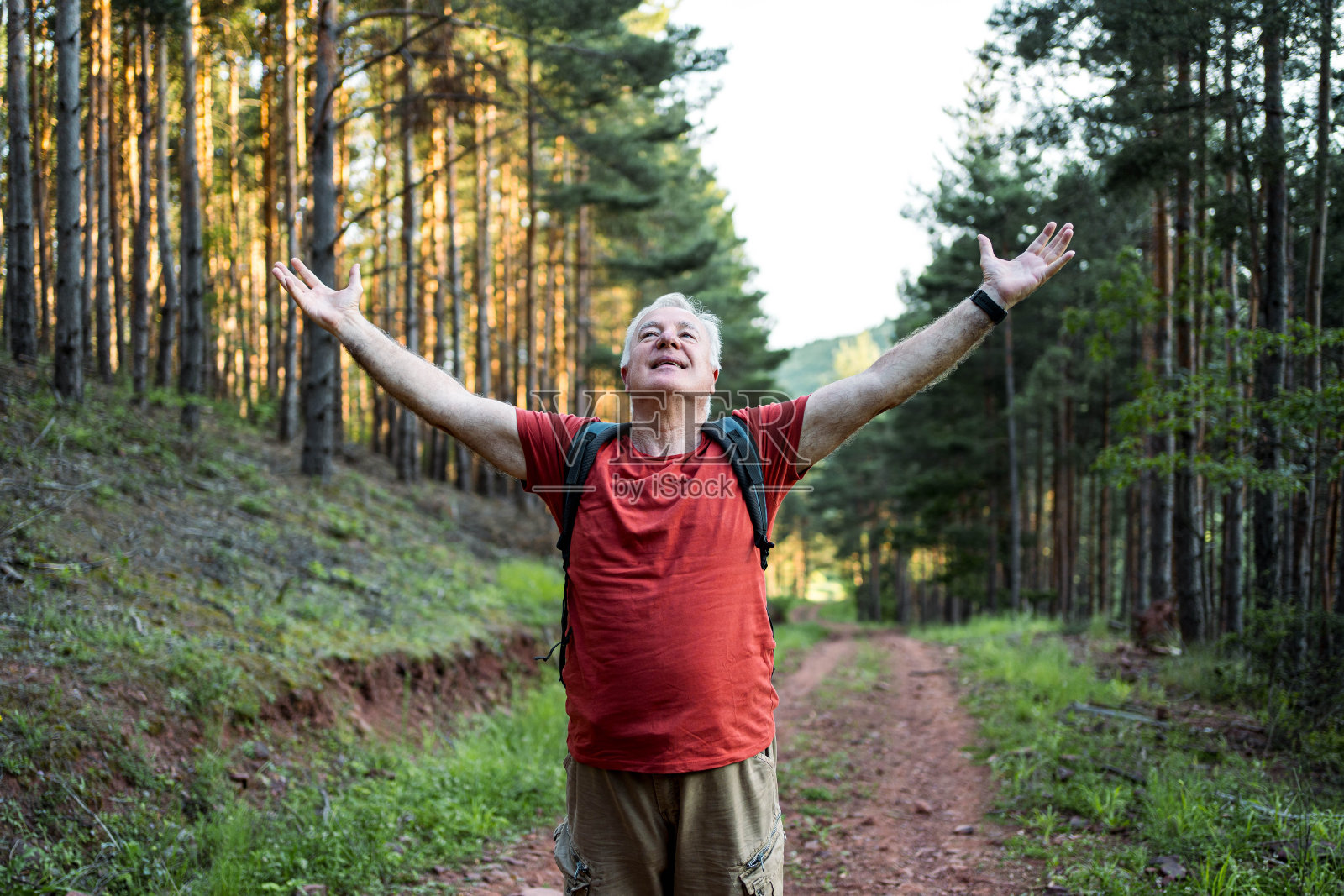 快乐的老人徒步旅行照片摄影图片