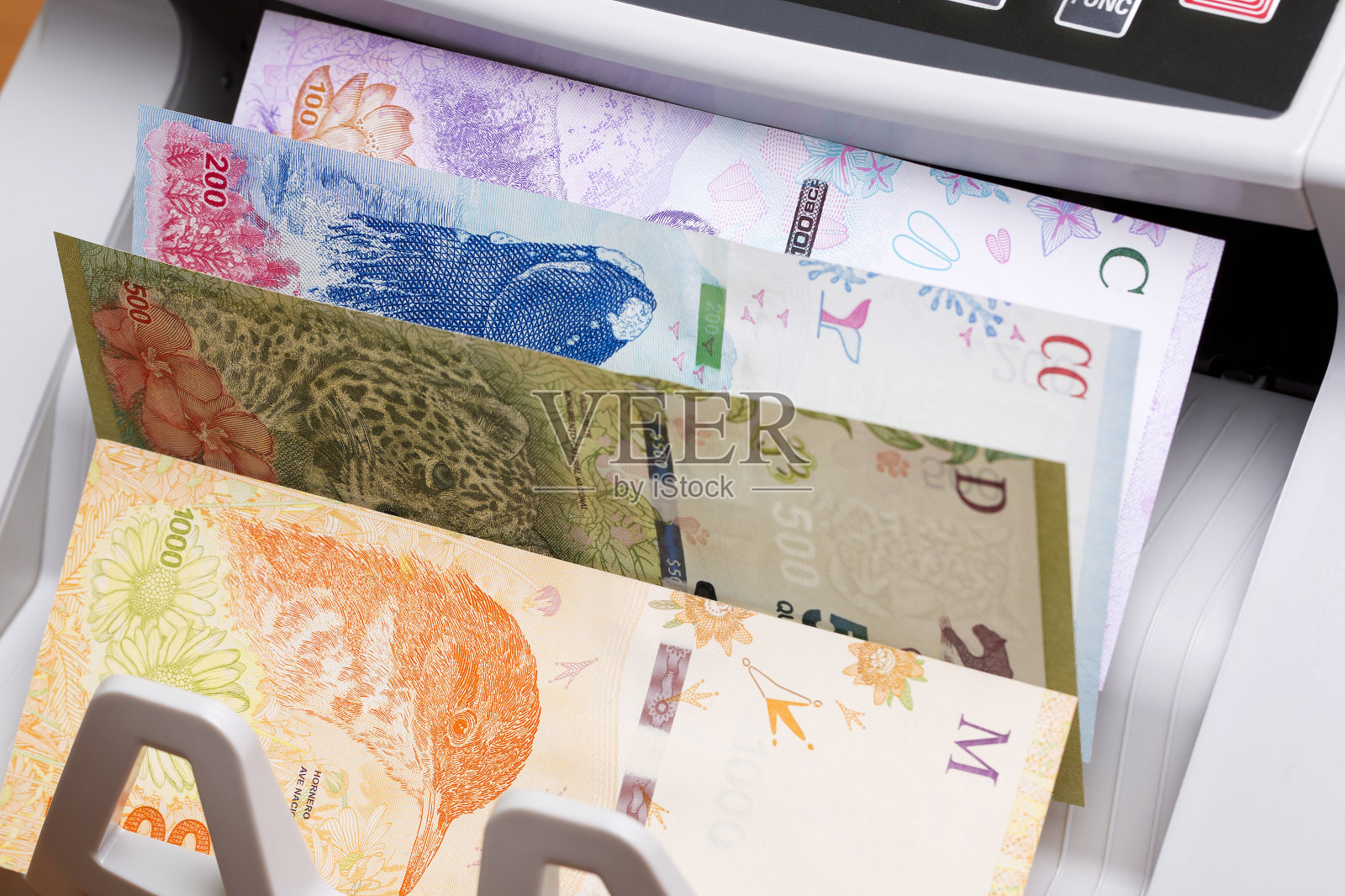 阿根廷比索在计数机里照片摄影图片