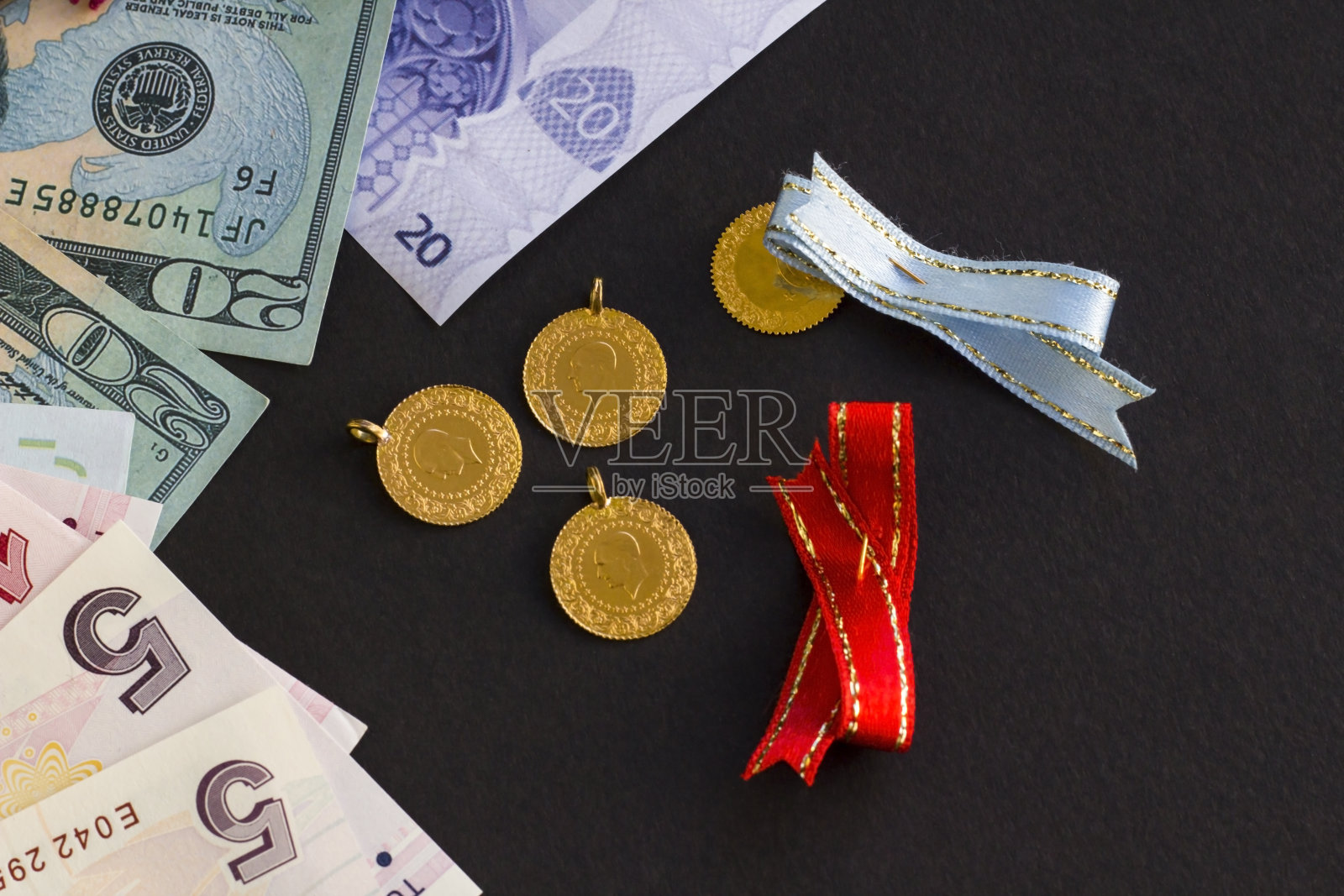 传统的土耳其金币，有美元、欧元和土耳其里拉照片摄影图片