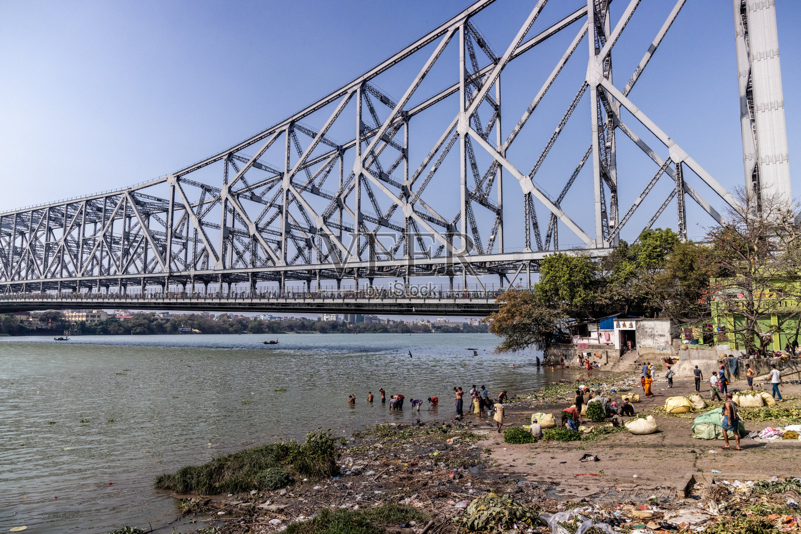 霍拉桥下胡格利河不整洁的河岸，湛蓝的天空照片摄影图片