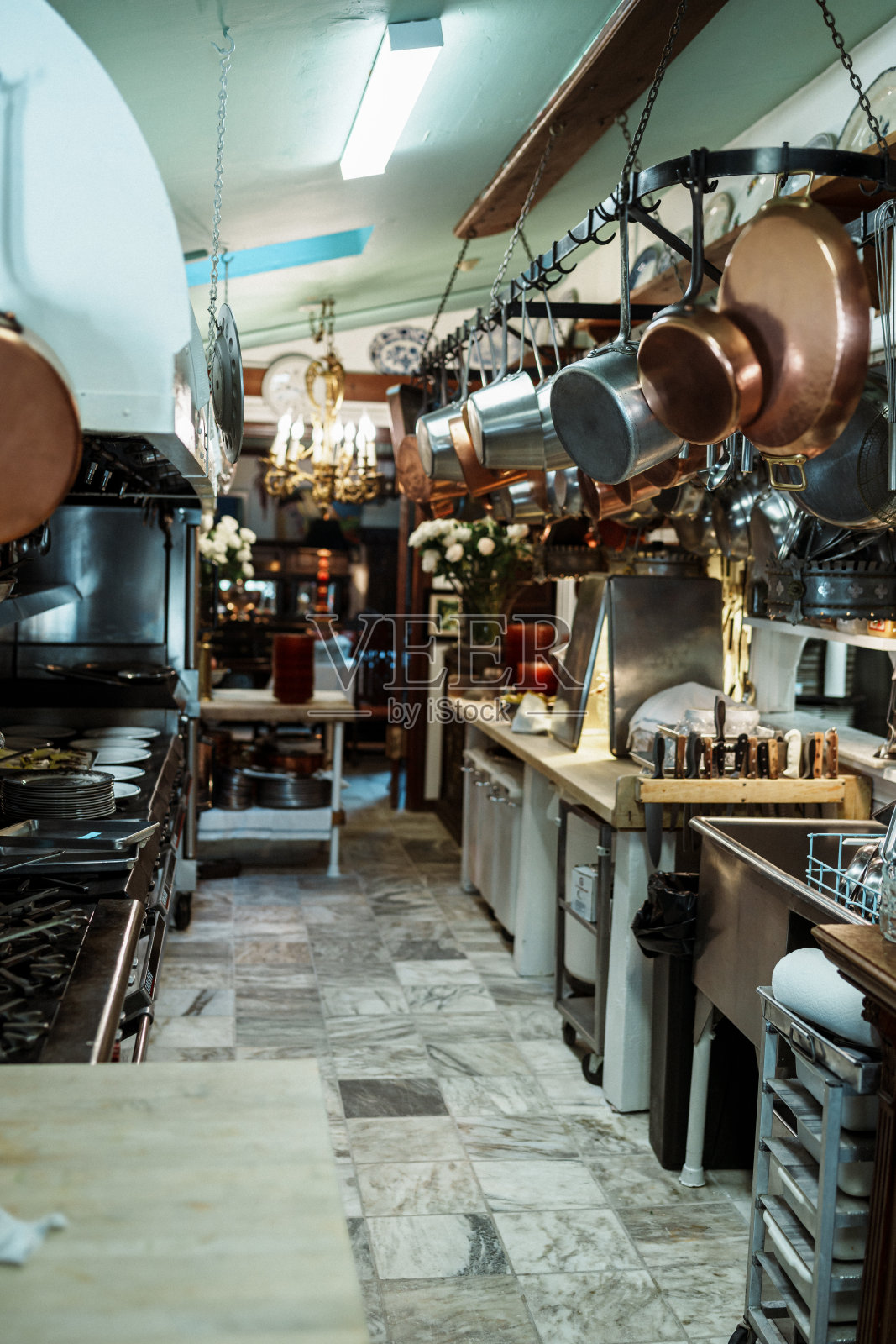 小厨房里摆满了锅碗瓢盆照片摄影图片