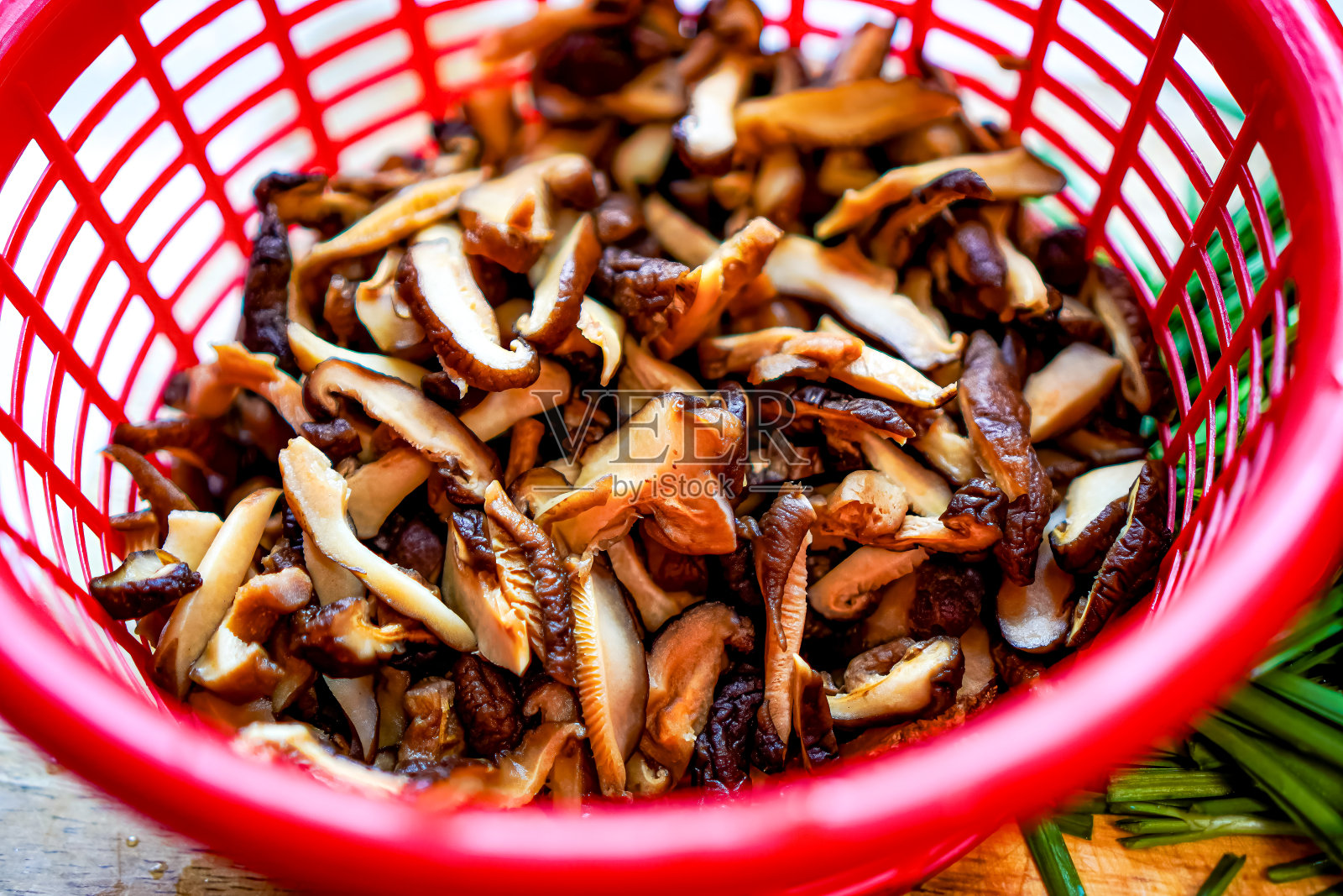 图为一组香菇放在食物篮子里，用作烹饪的原料。照片摄影图片