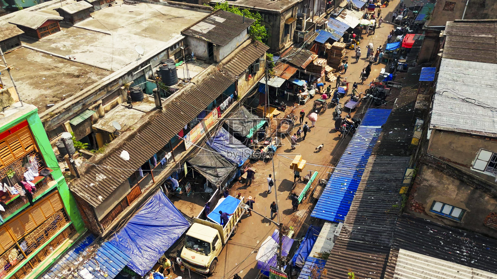 鸟瞰城市建筑中的街市照片摄影图片