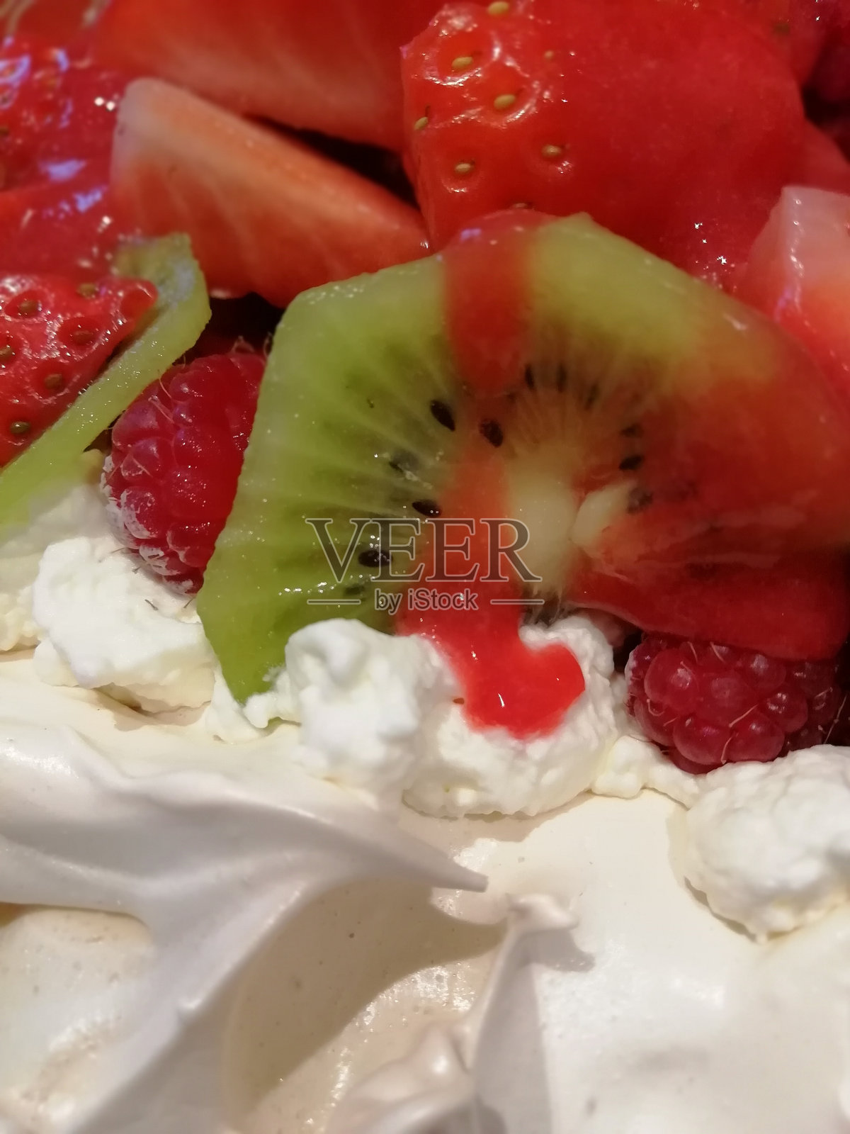 草莓猕猴桃帕夫洛娃照片摄影图片