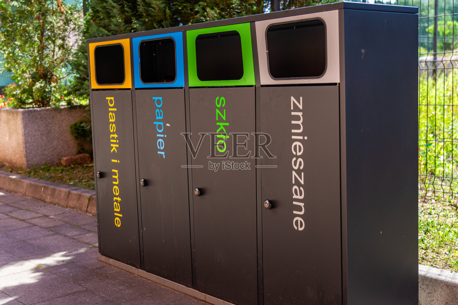 一个欧洲城市的塑料、纸张、玻璃和混合废物回收箱照片摄影图片