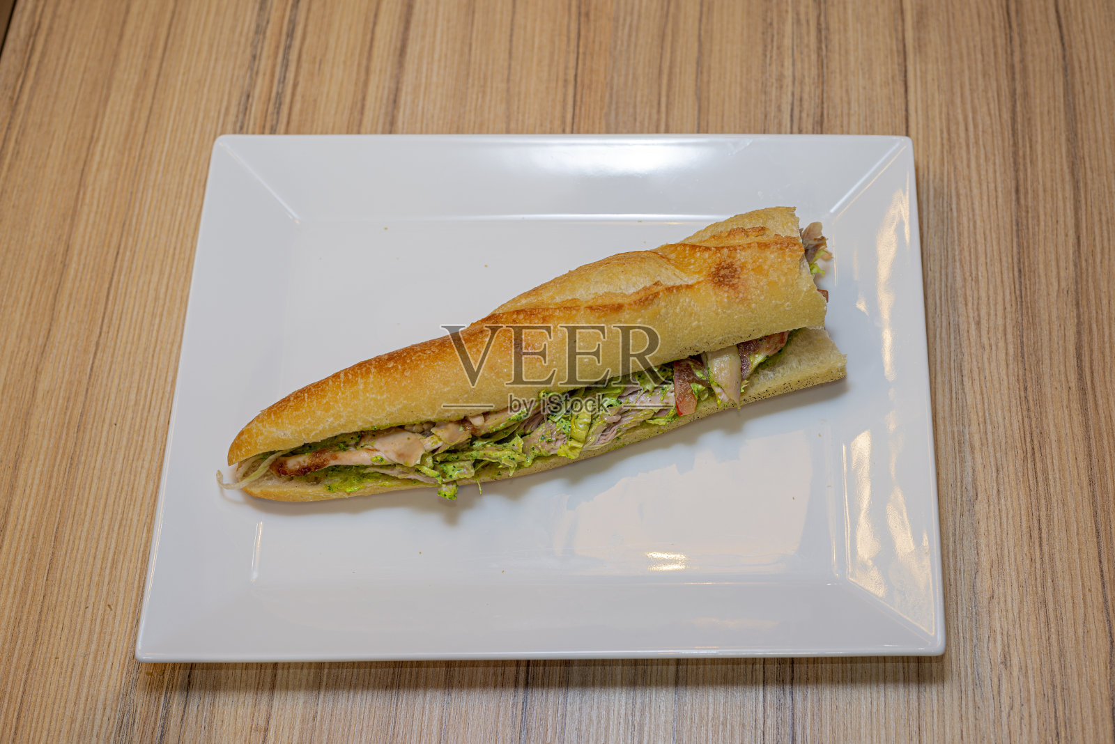 餐馆里的鸡肉三明治照片摄影图片