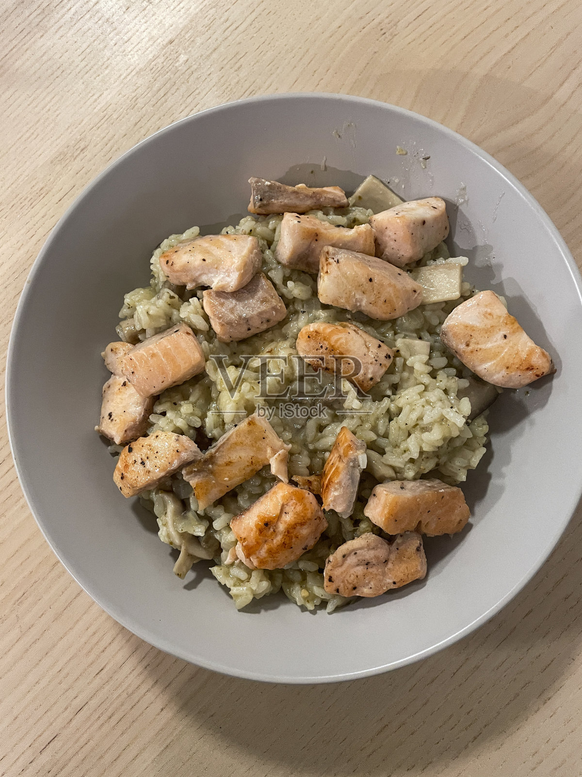 三文鱼意大利调味饭照片摄影图片