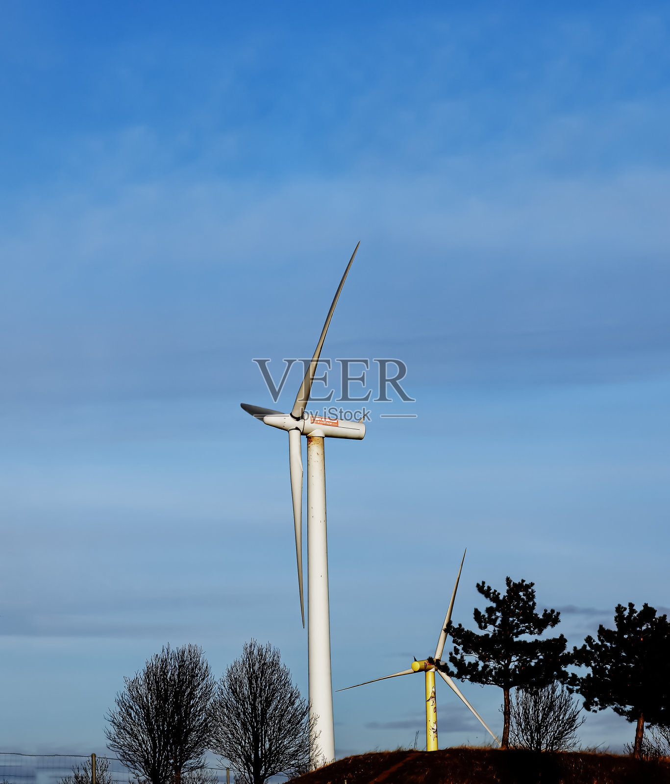 阳光明媚的天气里，奥地利一条公路旁的风电场公园照片摄影图片