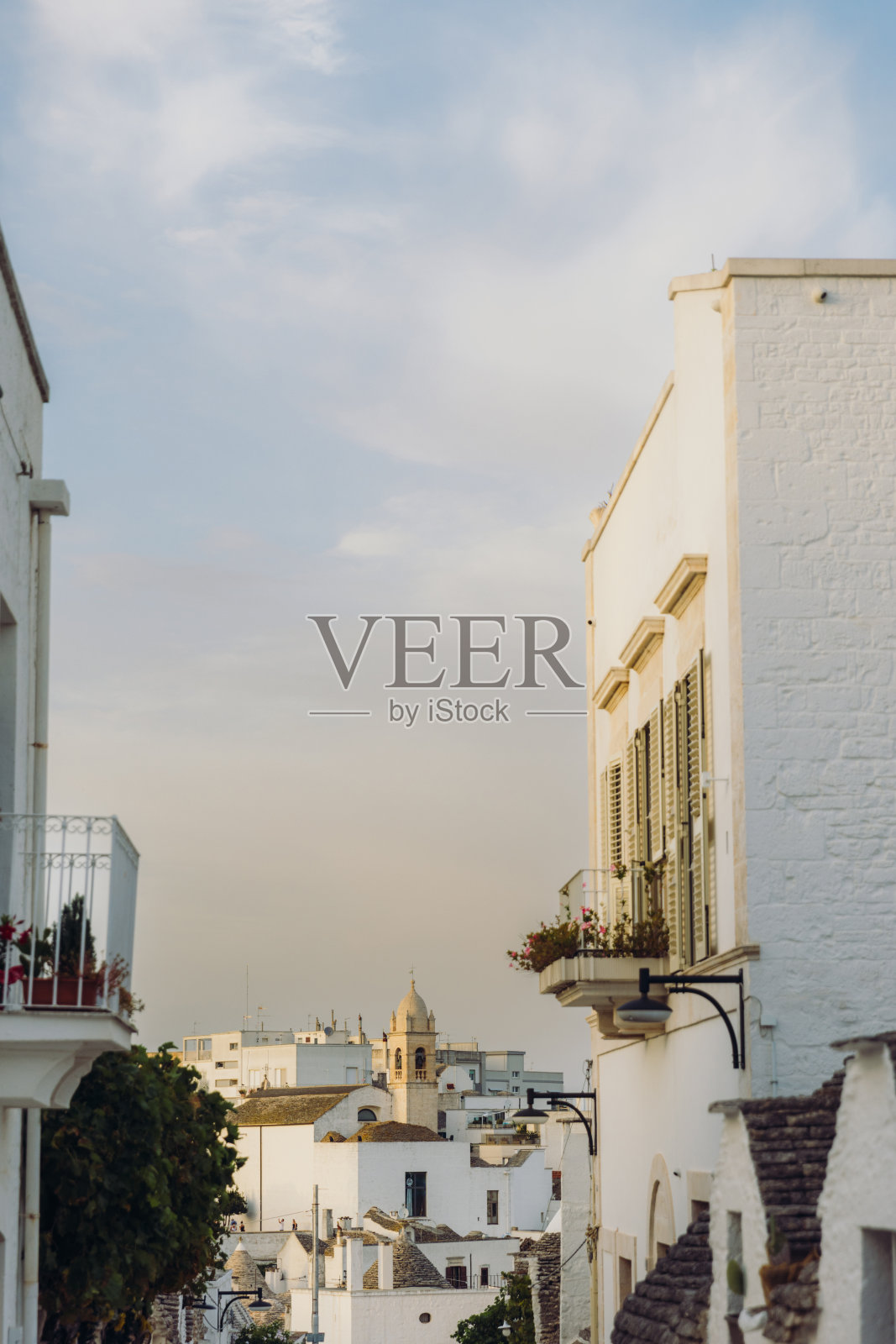 日落时分意大利阿尔贝罗贝洛街道上的特鲁利房屋照片摄影图片