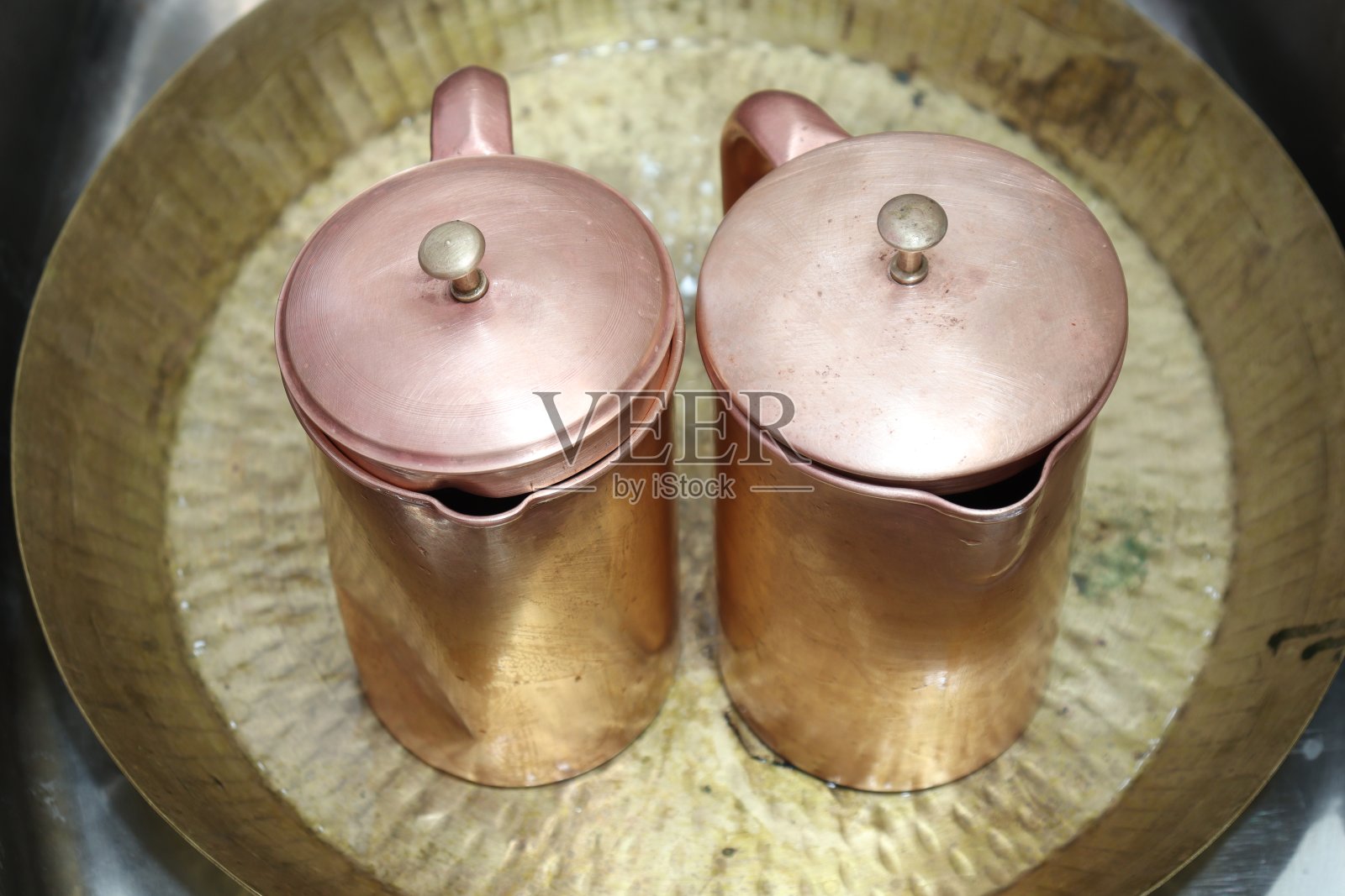 白色背景的铜金属饮水罐照片摄影图片