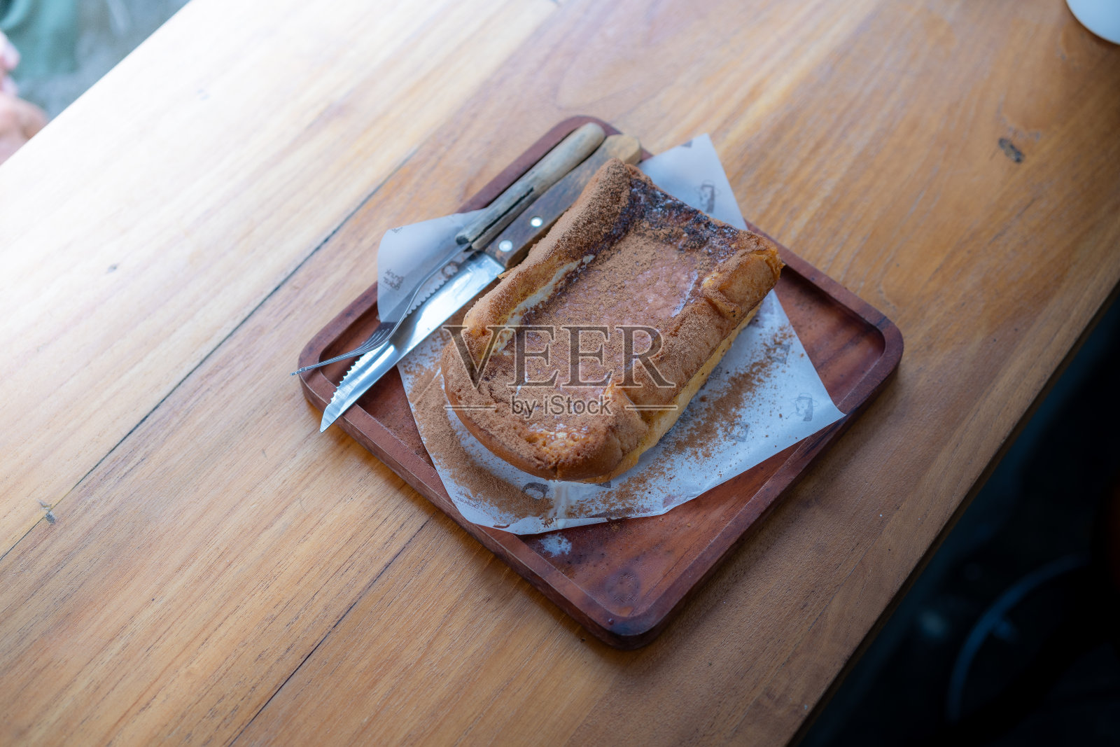 面包与融化和粉末巧克力果酱照片摄影图片