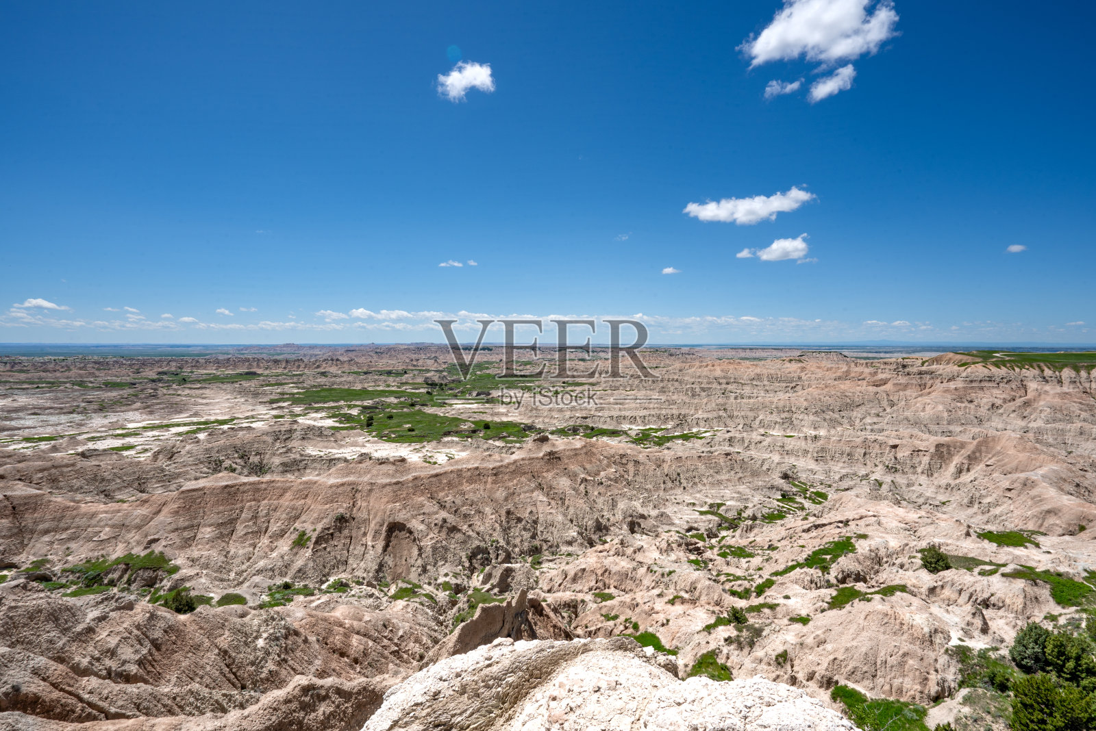 在美国南达科他州的荒地国家公园俯瞰尖峰周围美丽的地质岩层照片摄影图片