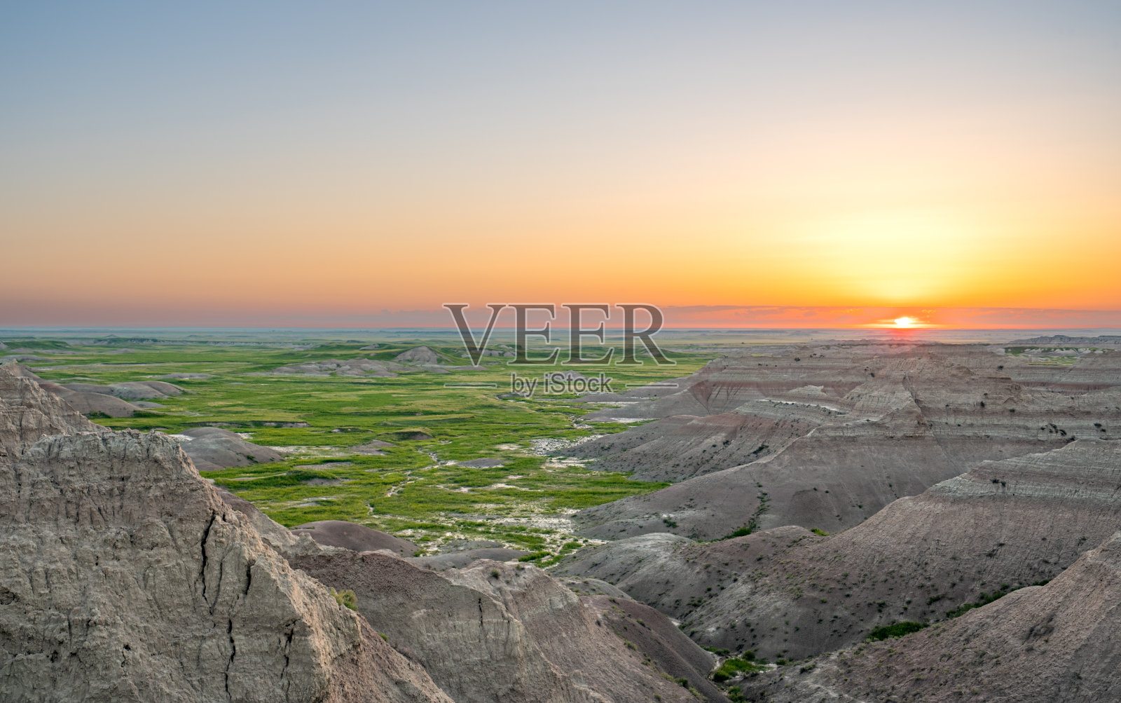 美国南达科他州荒地国家公园美丽的地质岩层上充满活力的日出照片摄影图片