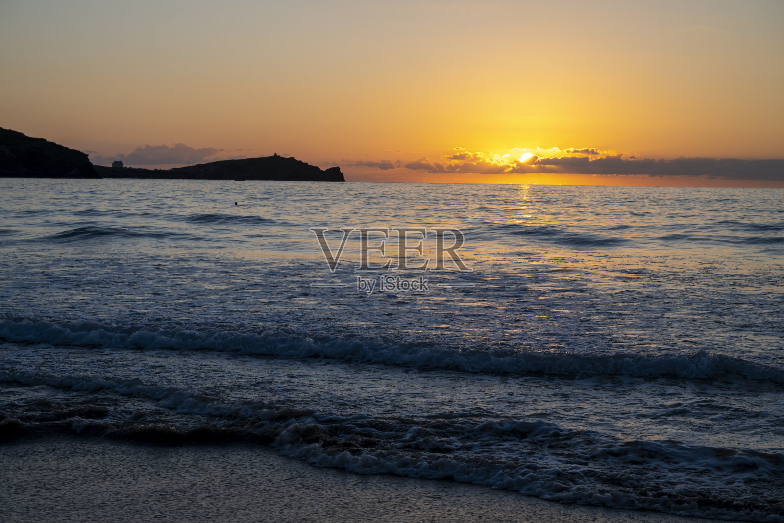 鸟瞰平静的海湾和崎岖的海岸线照片摄影图片
