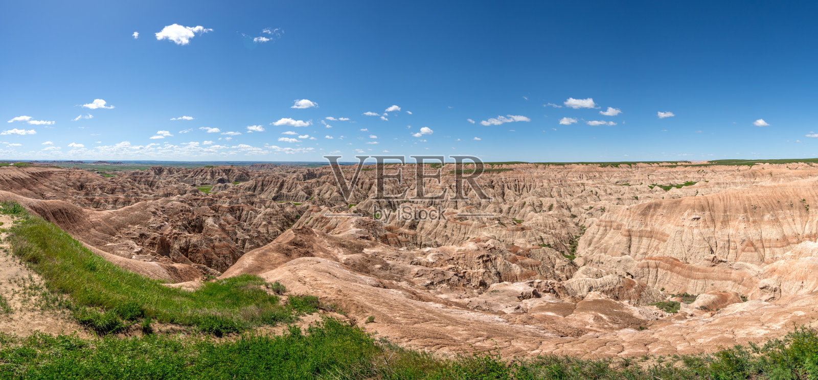 美丽的地质岩层在伯恩斯盆地俯瞰在美国南达科他州的荒地国家公园照片摄影图片