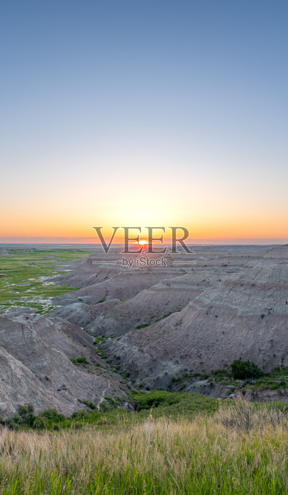 美国南达科他州荒地国家公园美丽的地质岩层上充满活力的日出照片摄影图片