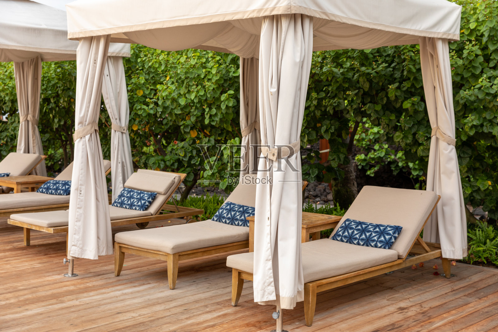 夏威夷大岛度假胜地的泳池边小屋照片摄影图片