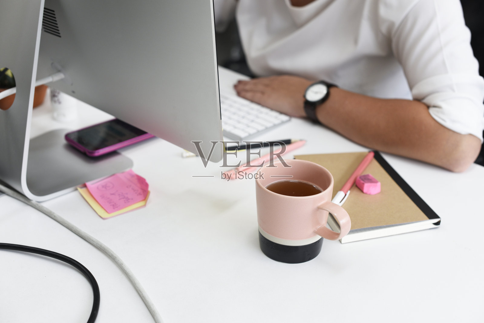 在办公室工作的人照片摄影图片