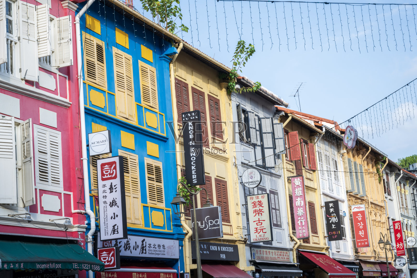 唐人街五颜六色的店面照片摄影图片