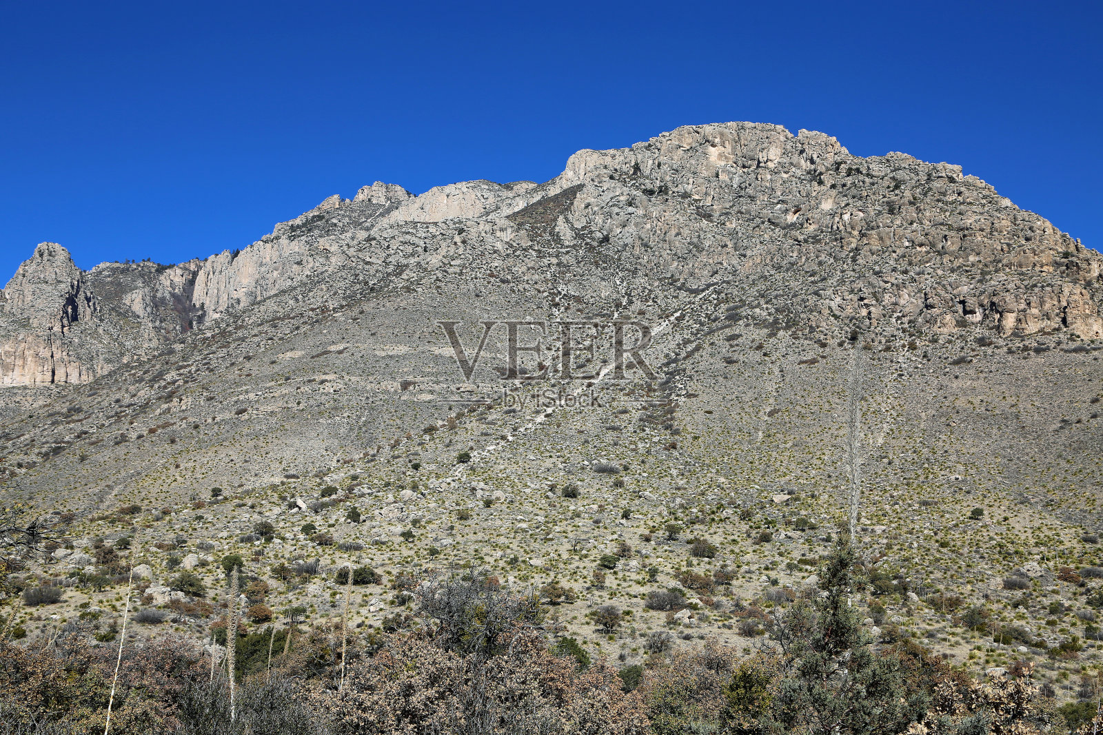 从瓜达卢佩山脉的小径上看照片摄影图片