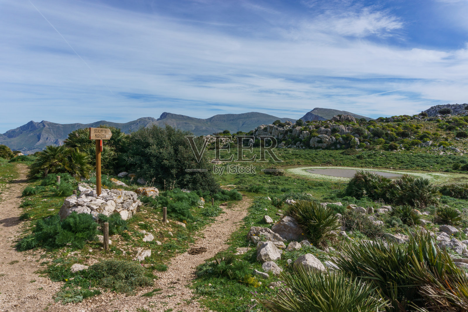 意大利西西里岛，圣维托洛卡波，科法诺山自然公园的徒步小径和路标照片摄影图片