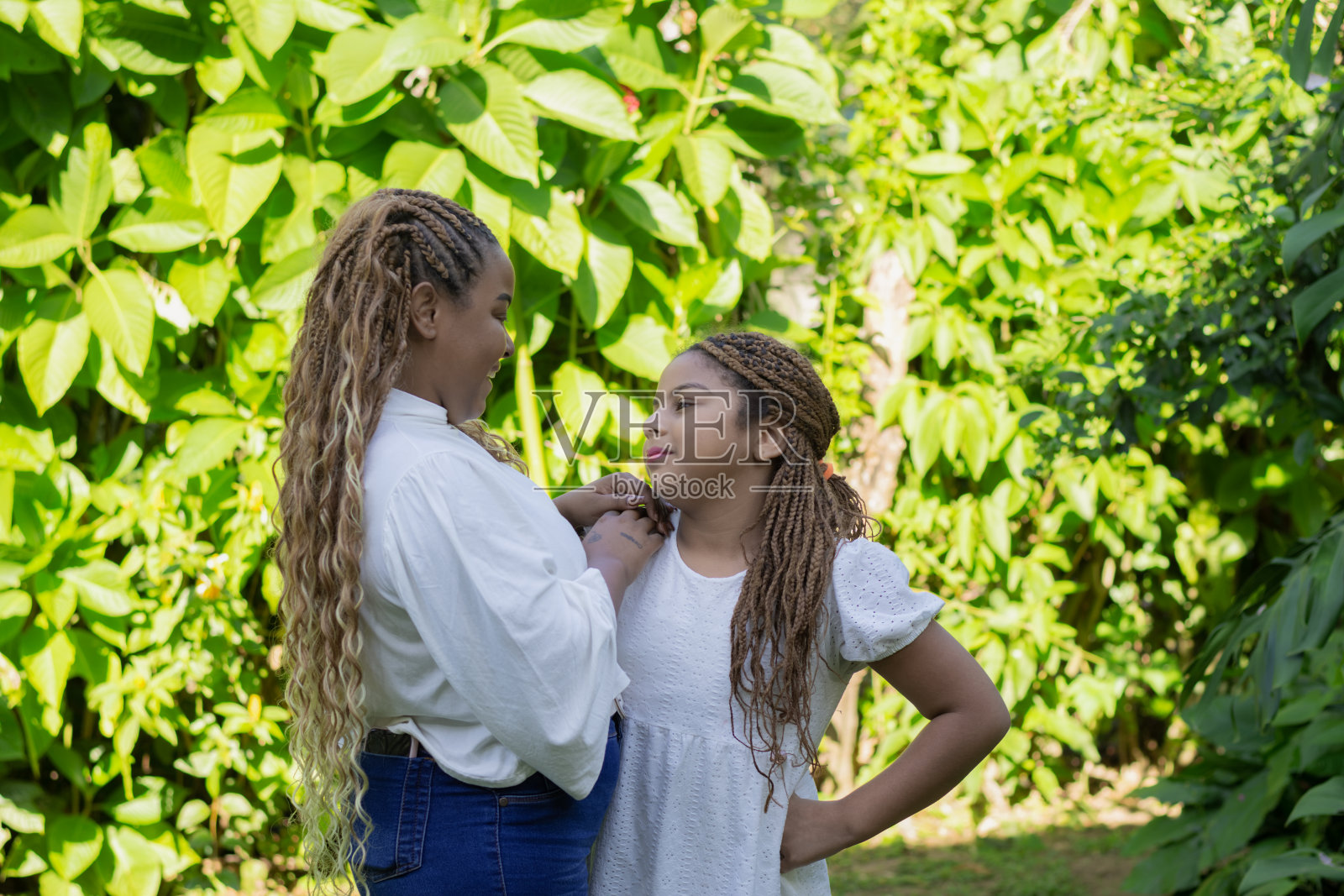 母女之间的爱与友谊照片摄影图片