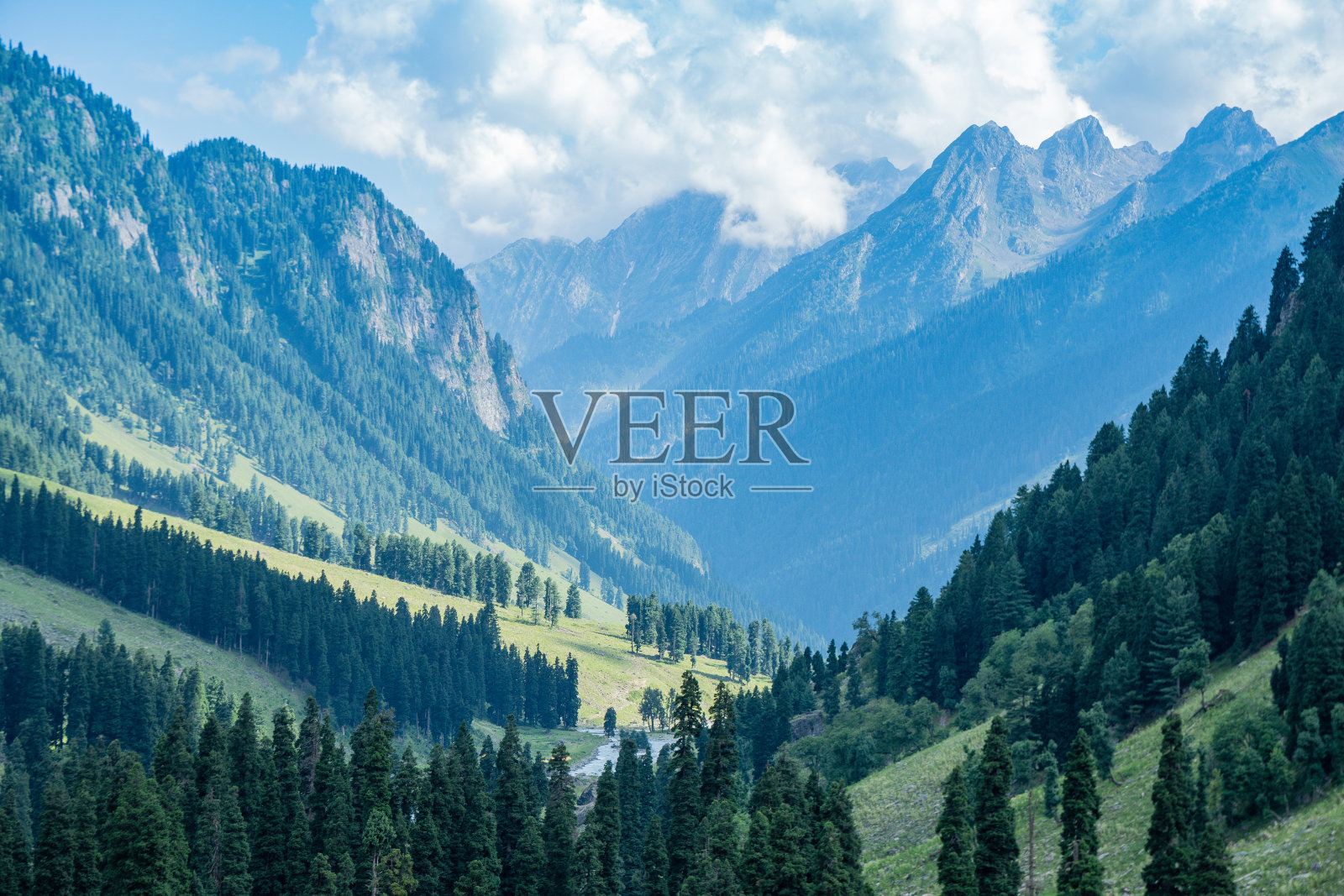 印度，克什米尔，一条河流流经周围多山的山谷照片摄影图片