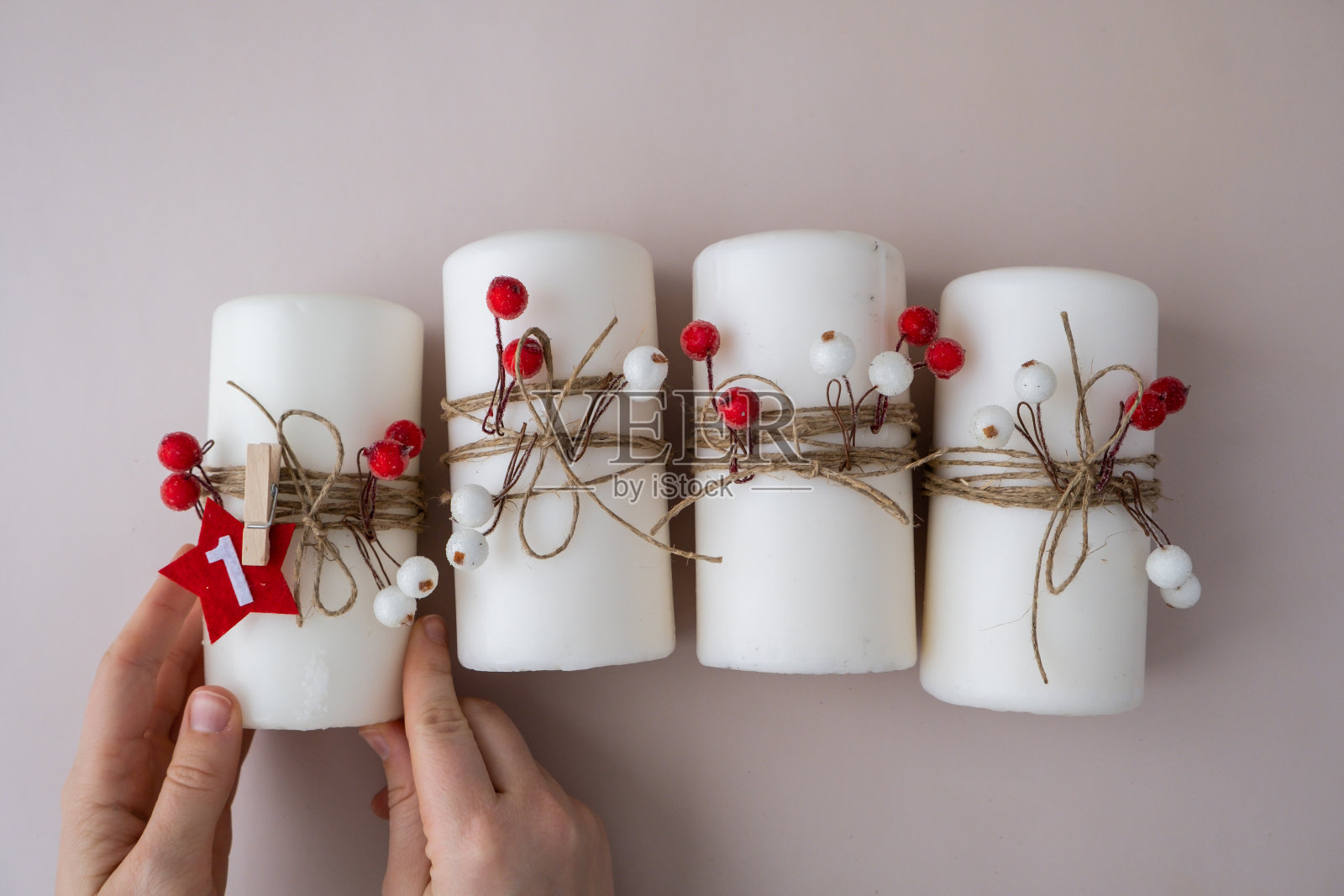 妇女制作圣诞蜡烛日历四周的DIY过程。系列手工工艺指导。零废环保寒假装饰。新的一年照片摄影图片